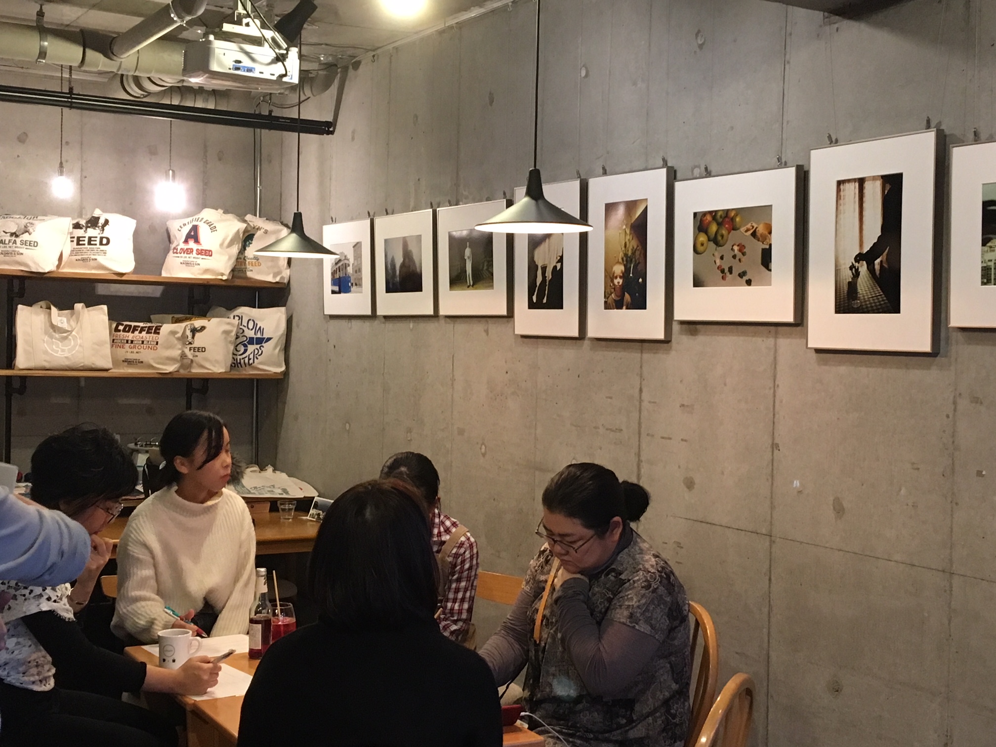 国立市のカフェで開催された藤岡亜弥写真展での対話型鑑賞会による鑑賞ワークショップ