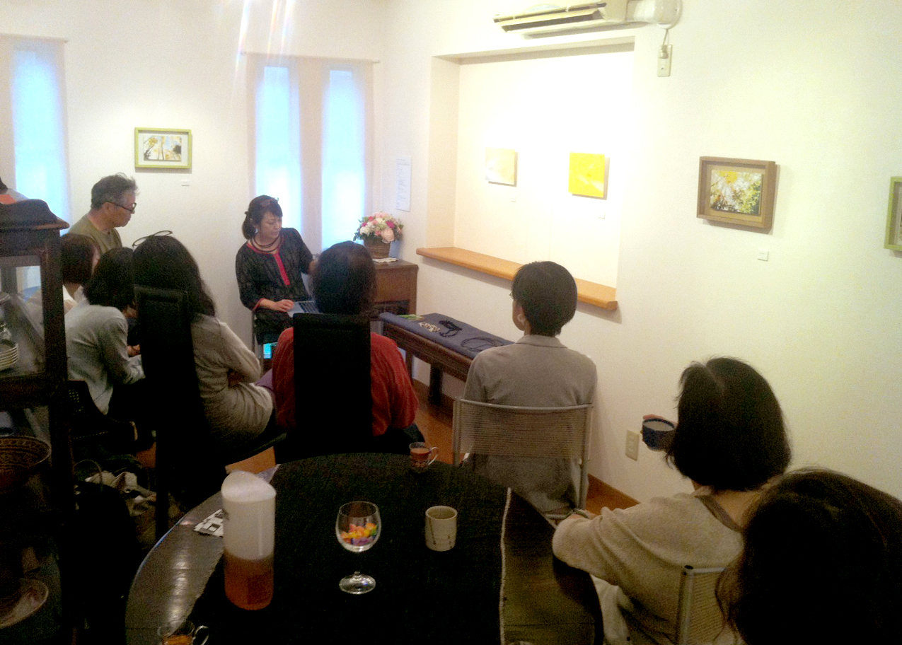 鎌倉のgalleryジ・アースにて行われた三木祥子の展覧会にて、小田川悠による対話型美術鑑賞アートイベント