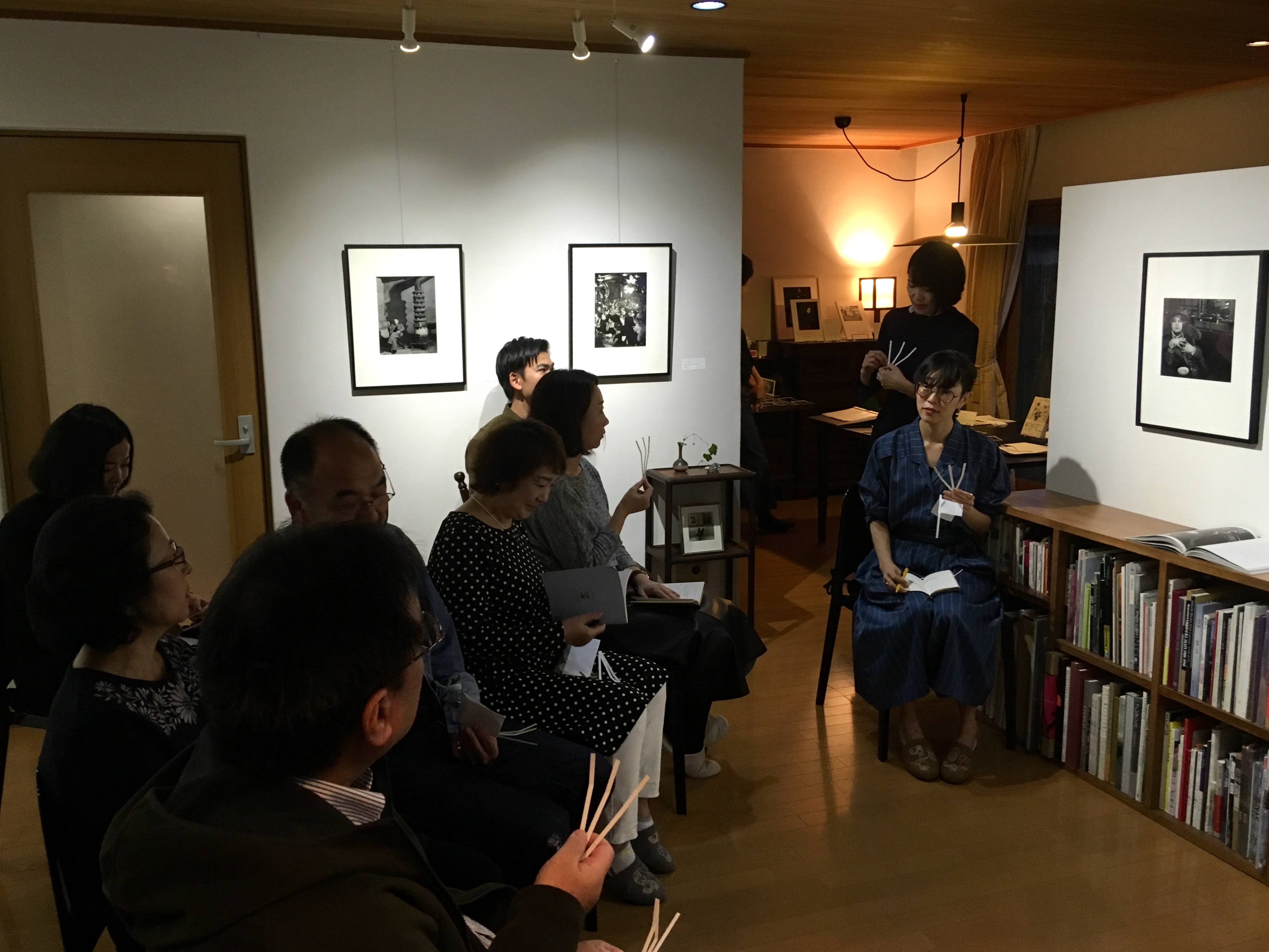 国立市アートギャラリーツァイトフォトZEIT-FOTOにて開催された小田川悠による対話型鑑賞会のアートイベント