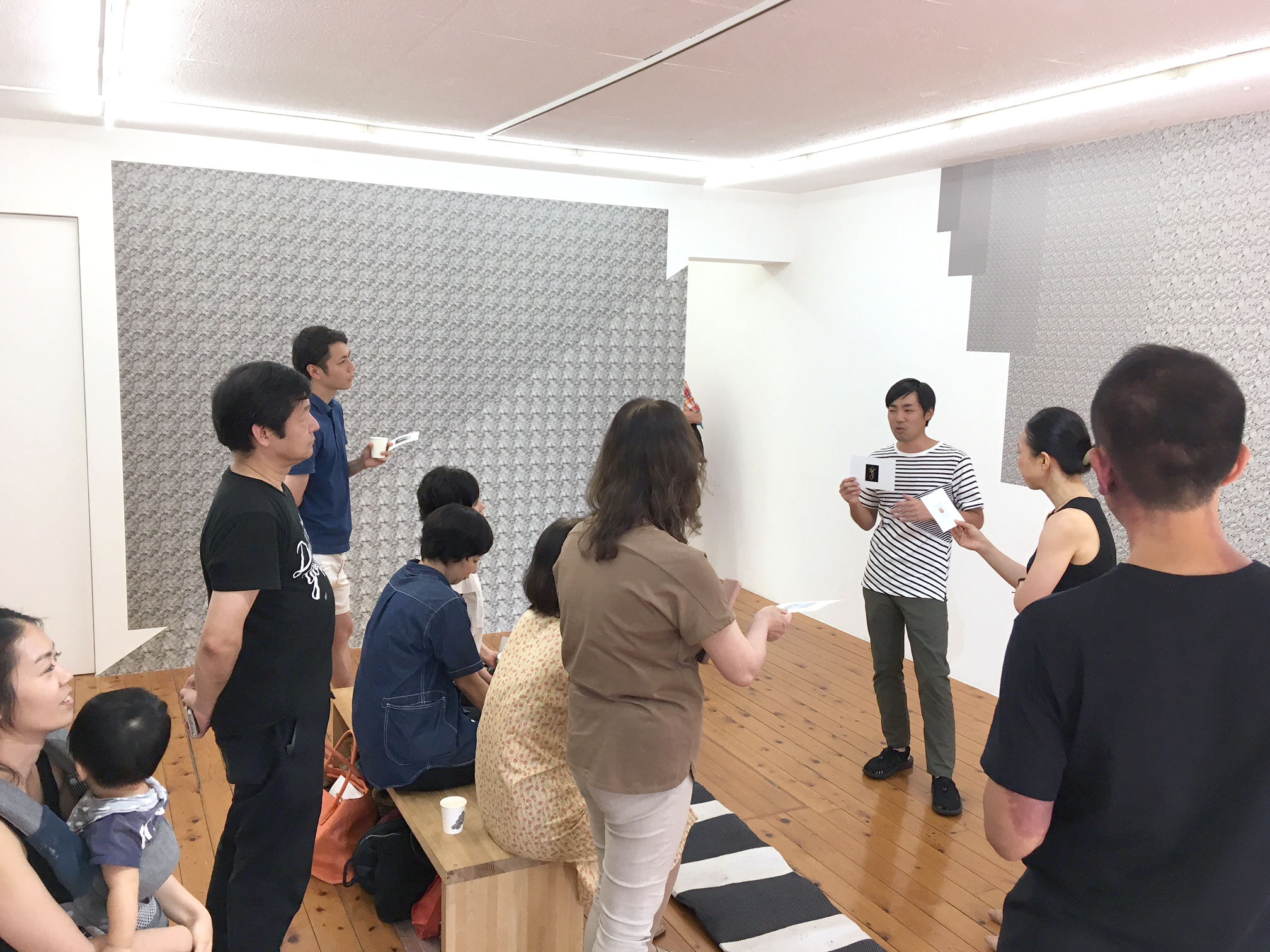 対話型観賞をベースに行なっているアートコミュニケ—ションランドリーの小田川悠によるアートワークショップ