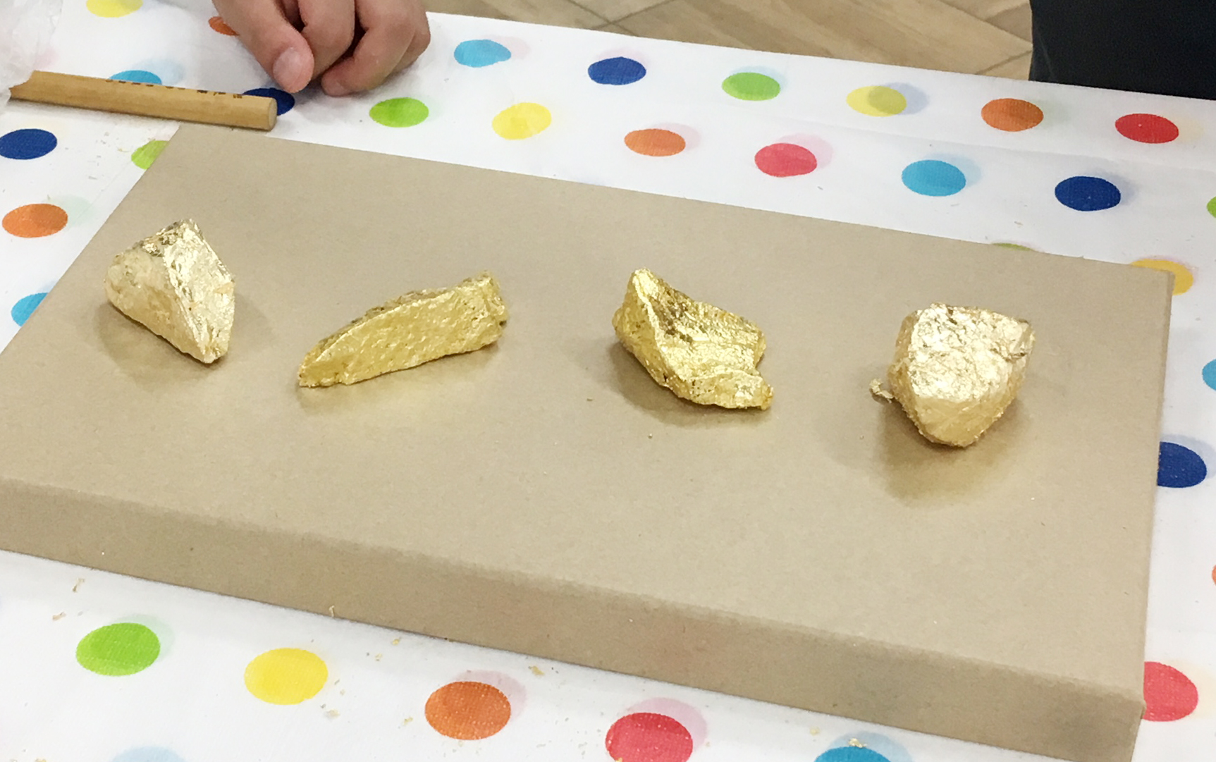 アーツ千代田3331にて開催されたアートサマーワークショップの金箔貼り体験ゴールデンストーン
