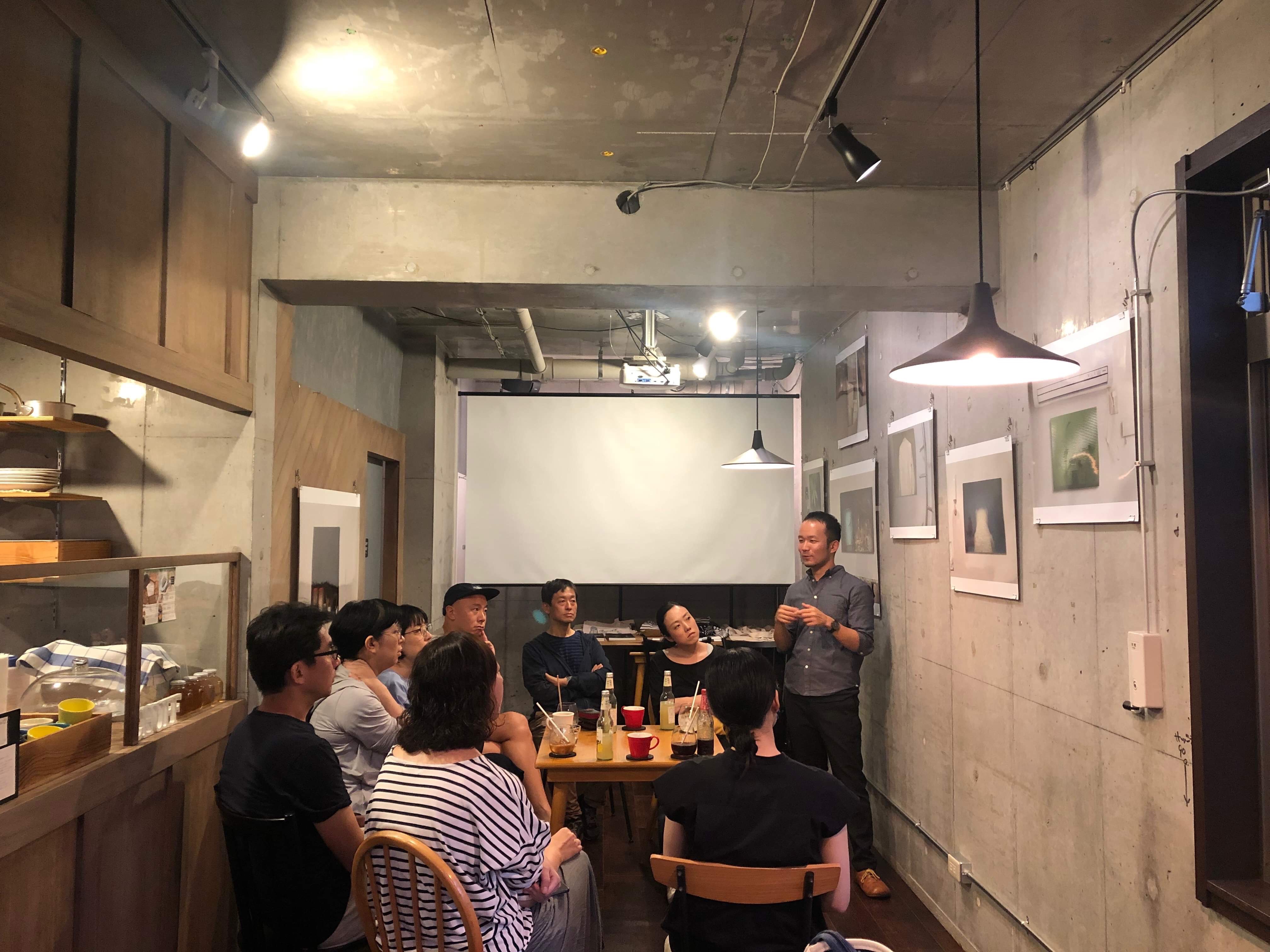 国立市のカフェcafe gallery chuffにて開催された小田川悠による対話型鑑賞会のアートイベント