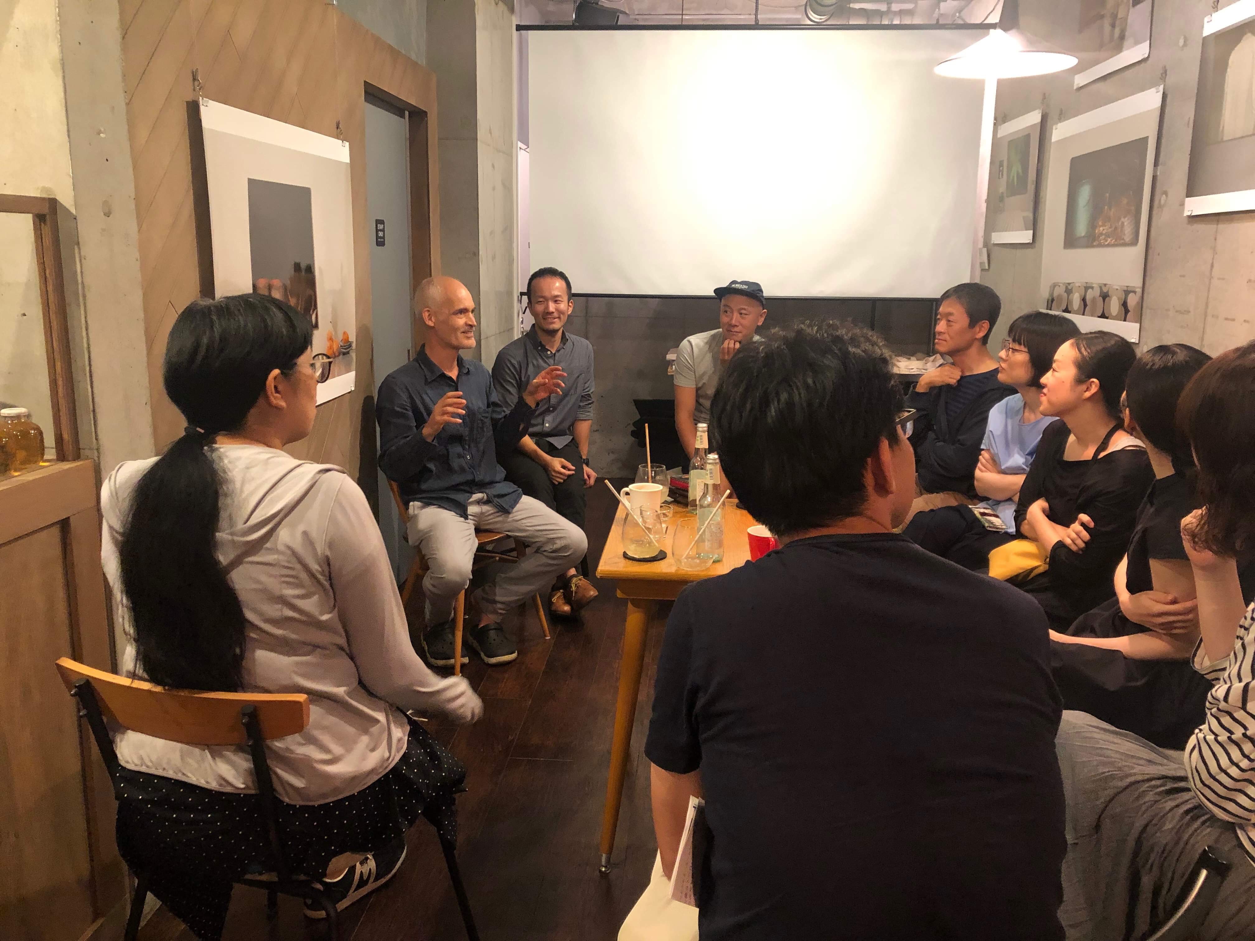 国立市のカフェcafe gallery chuffにて開催された小田川悠による対話型鑑賞会のアートイベント