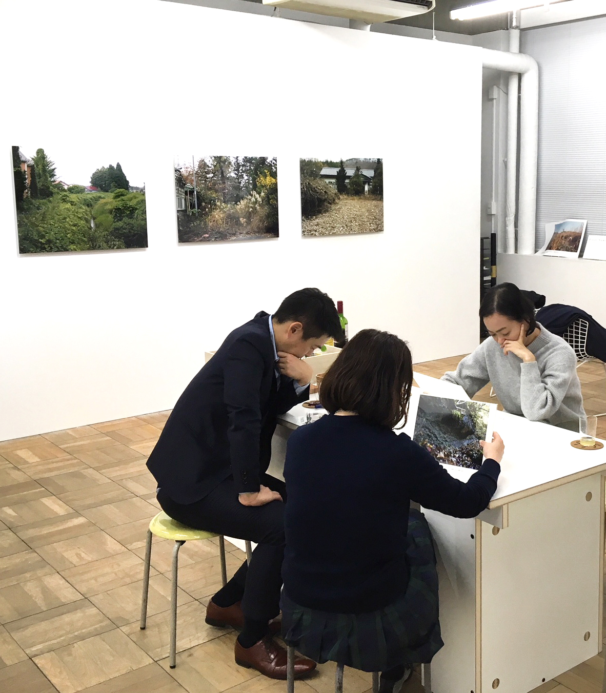 東京のアートギャラリーにて行なわれた露口啓二の展覧会にて開催された小田川悠による対話型鑑賞のアートイベント