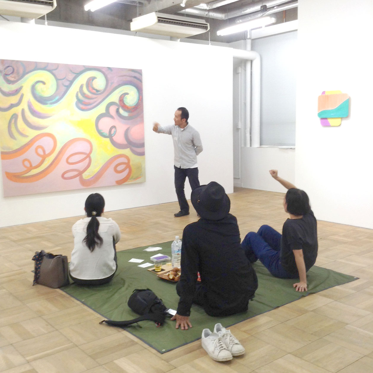 東京アーツ千代田3331のアートギャラリーnap galleryにて開催された白井美穂の展覧会にての、小田川悠による対話型鑑賞のアートイベント