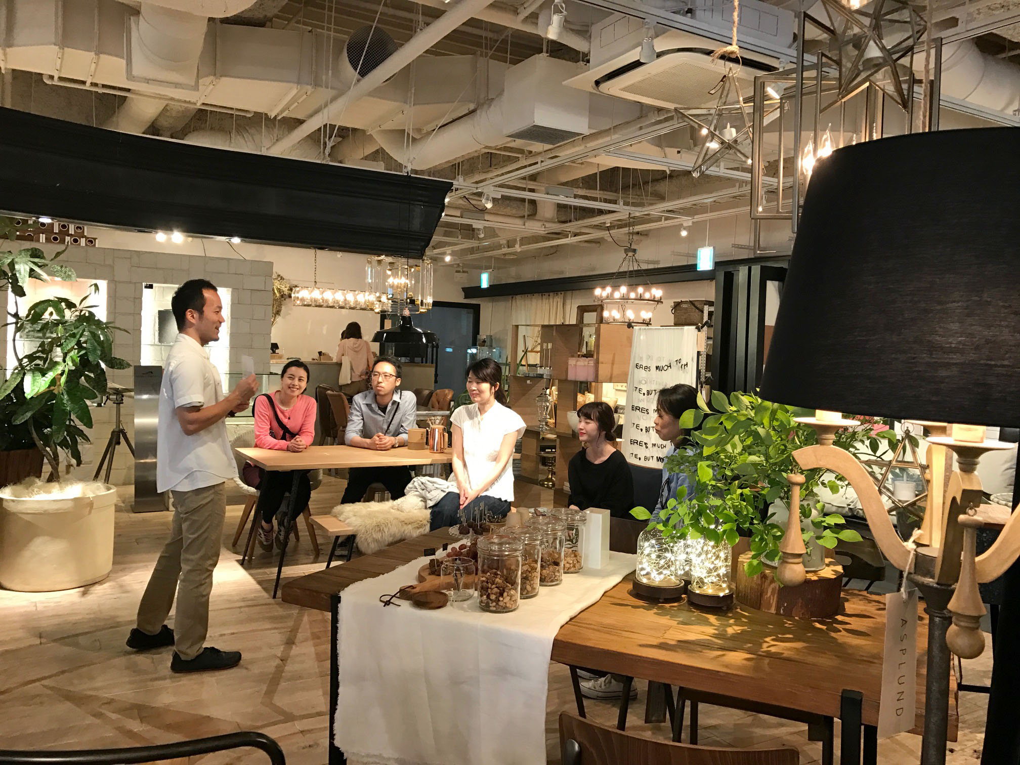 恵比寿のインテリアショップASPLUNDにて行われた、アートコミュケーションランドリー小田川悠による対話型美術鑑賞のアートイベント