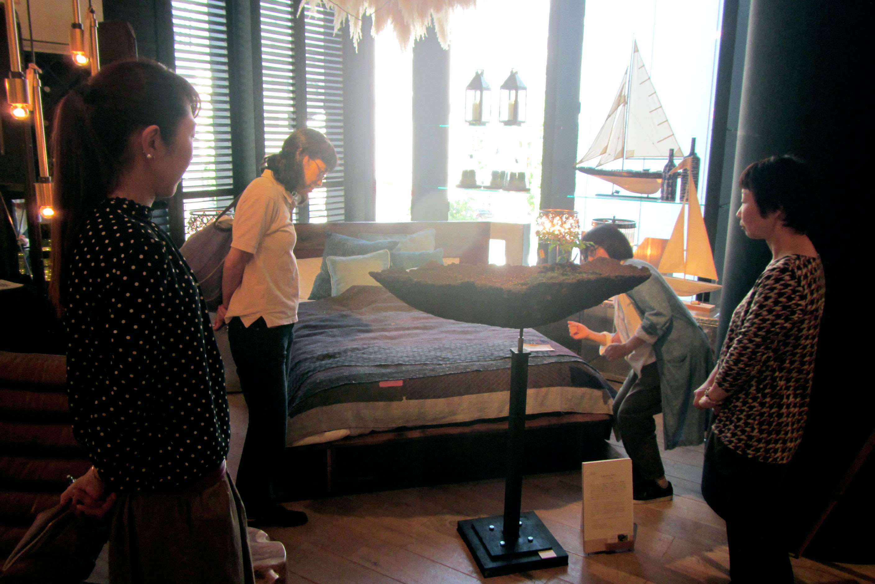 恵比寿のインテリアショップASPLUNDにて行われた、アートコミュケーションランドリー小田川悠による対話型美術鑑賞のアートイベント