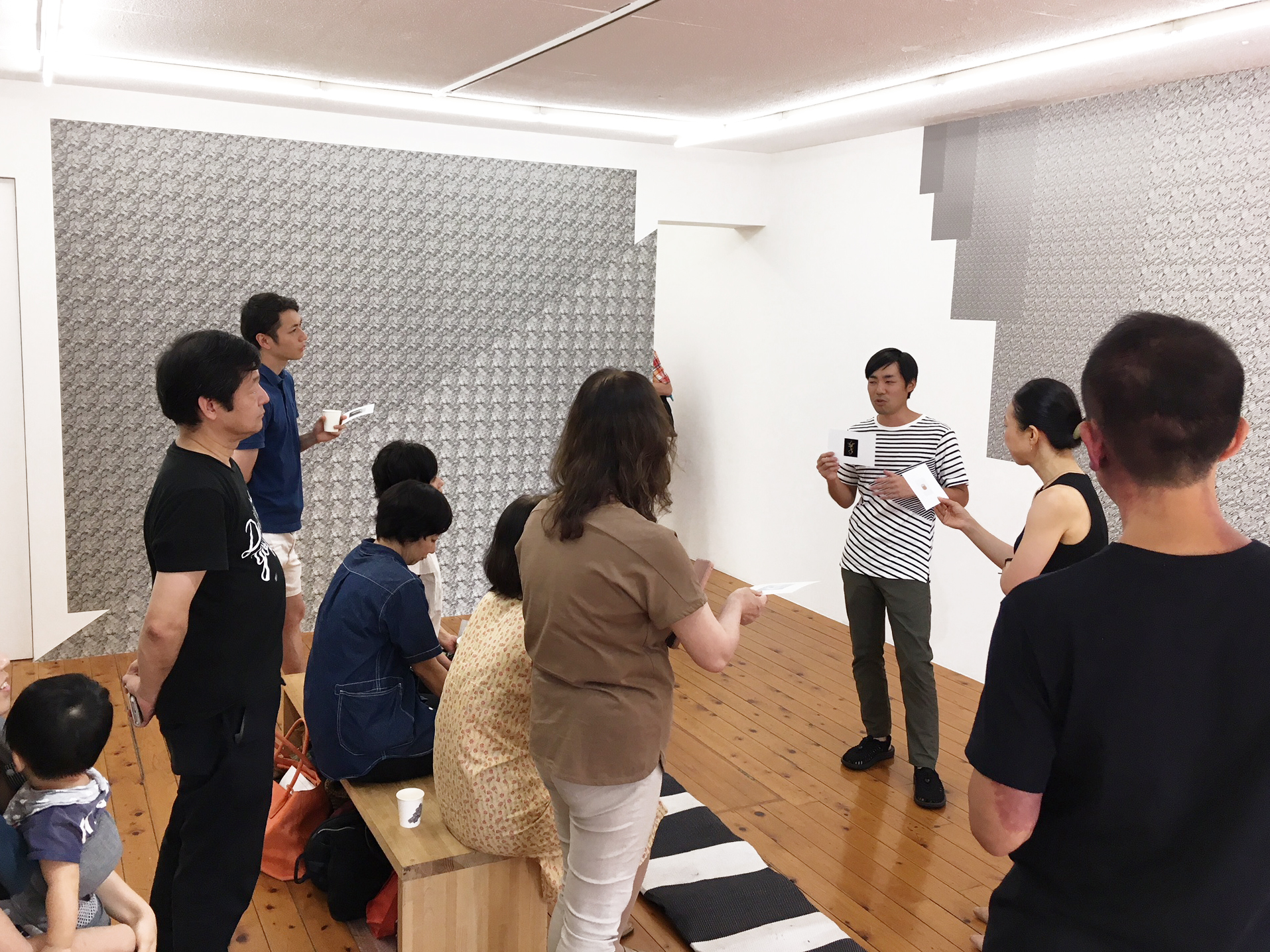 東京のアートギャラリーハギワラプロジェクツで開催された松延総司の小田川悠によるアートイベント対話型鑑賞会