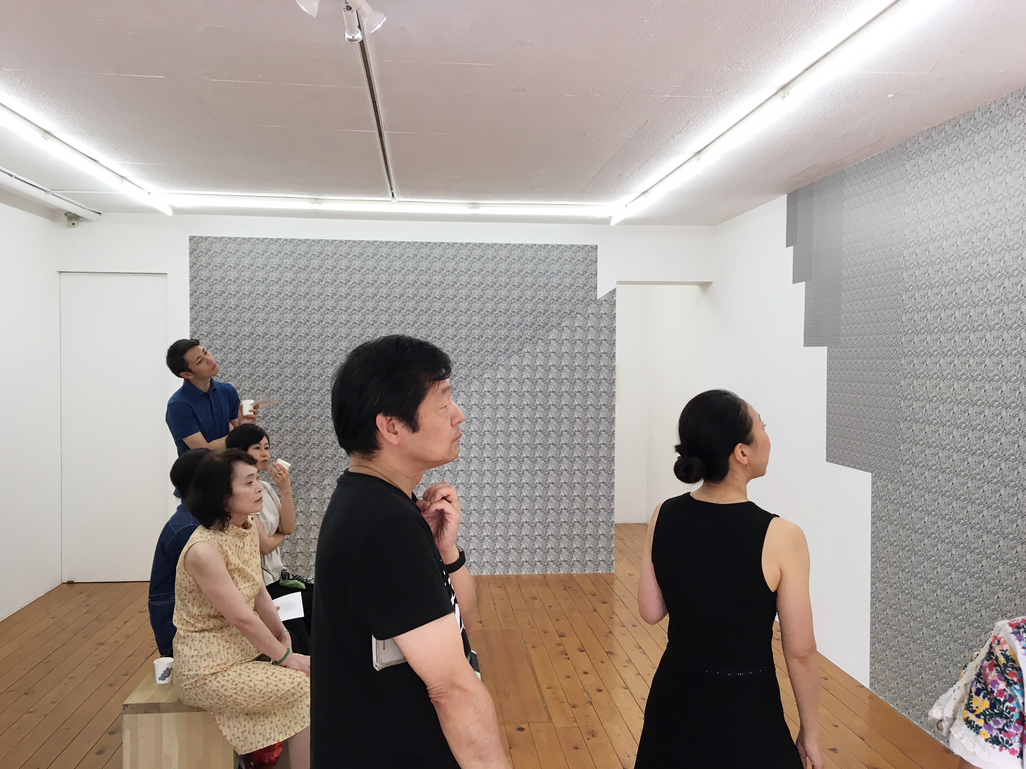 東京のアートギャラリーハギワラプロジェクツで開催された松延総司の小田川悠によるアートイベント対話型鑑賞会
