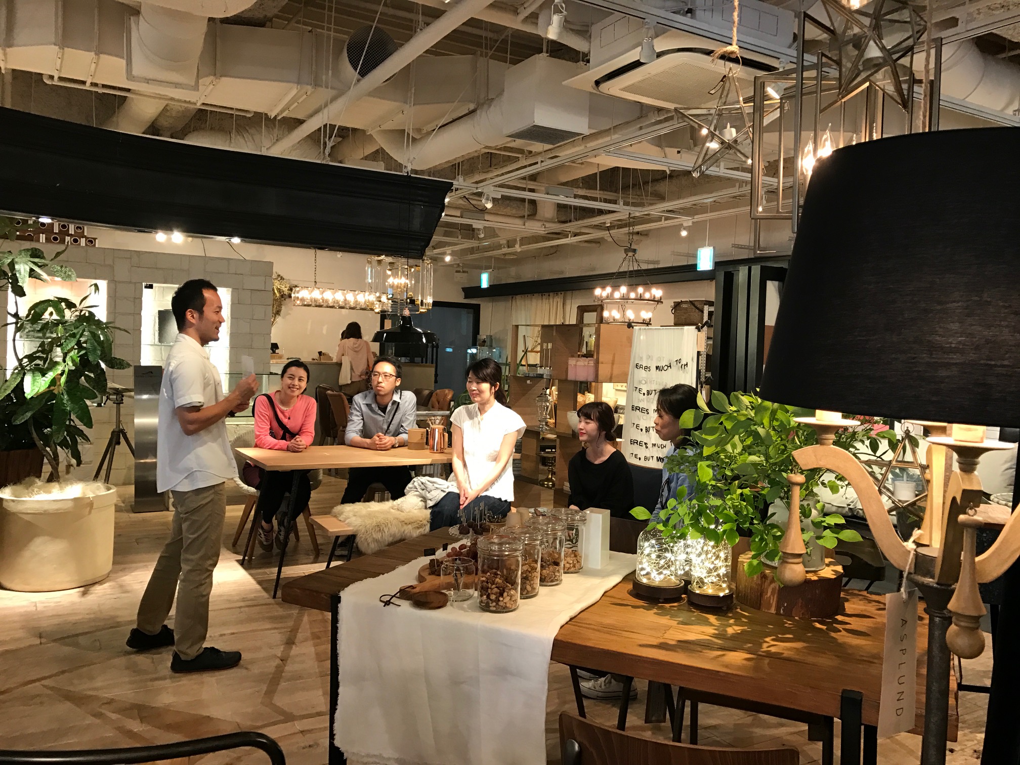 出張型の対話型鑑賞を恵比寿のSHOP ASPLUND 恵比寿にて行なったアートコミュニケーションランドリーの小田川悠