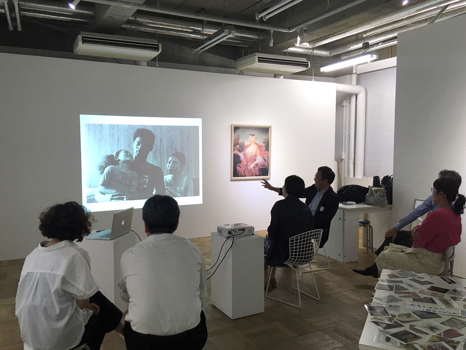 対話型観賞をベースに行なっているアートコミュニケ―ションランドリー小田川悠のアート企業向けのワークショップ